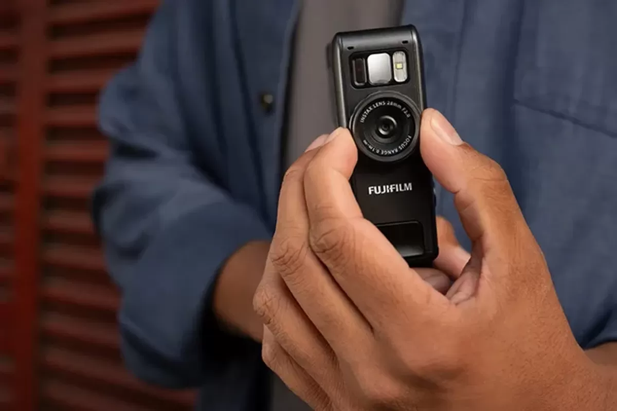 kamera, Instax mini Evo Cinema, Fujifilm, Fujifilm Rilis Instax Mini Evo Cinema, Kamera Instan yang Bisa Rekam Video dan Punya Filter Vintage