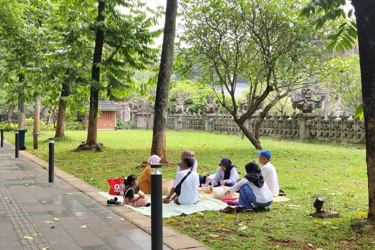 Taman Mini Indonesia Indah, TMII, Rumah adat di TMII, Turis Suriah Ini Kagum dengan Bentuk Rumah Adat di TMII: Unik, Belum Pernah Lihat
