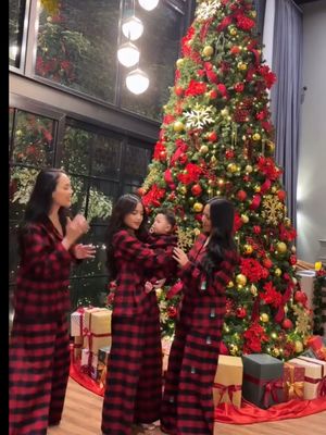 Erika Carlina, Rachel Vennya, Rachel Vennya dan Fuji, 7 Gaya Rachel Vennya dan Fuji Temani Erika Carlina Rayakan Natal, Kompak Tampil Kembaran, 1. Outfit merah bermotif kotak yang serasi, 2. Model busana santai dan nyaman, 3. Tampilan kembaran tanpa kesan berlebihan, 4. Rambut dibiarkan natural, 5. Riasan wajah minimalis, 6. Selaras dengan dekorasi Natal, 7. Memperkuat kesan kebersamaan sahabat