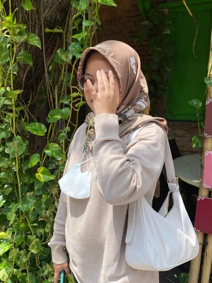 Saat Gaji Tak Lagi untuk Diri Sendiri, Cerita Dian dan Realitas Generasi Sandwich, Bukan keputusan sepihak, Gaya hidup turut berubah, Saat mimpi harus ditunda, Kuat menghadapi tekanan mental, Bertahan lewat dukungan emosional dan hobi membaca
