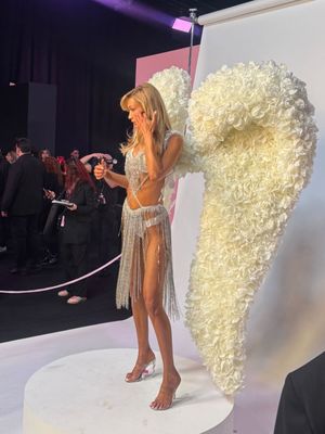 victoria secret, bella hadid, victoria secret fashion show 2025 kapan, victoria secret fashion show 2025, Victoria Secret Fashion Show, bella hadid victoria secret, victoria secret fashion show 2025 jadwal, 7 Style Bella Hadid di Victoria’s Secret Fashion Show 2025, Glamor dan Elegan, 1. Lingerie merah berpotongan klasik, 2. Cape panjang dramatis, 3. Rambut pirang, 4. Makeup, 5. Lingerie perak dengan detail fringe, 6. Sayap bunga putih, 7. Heels berwarna senada