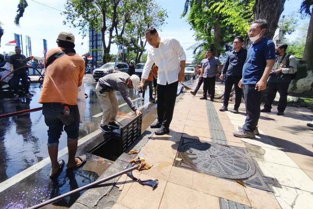 Surabaya, Jawa Timur, eri cahyadi, wali kota surabaya eri cahyadi, Bersihkan Sisa Aksi, Eri Cahyadi Tunda CFD dan Tegaskan Akses Luar Kota Surabaya Terbuka, Penutupan Jalan dan Perbaikan Fasilitas, Surabaya Tetap Kondusif, Situasi Terkini di Sekitar Grahadi, Latar Belakang Aksi Solidaritas