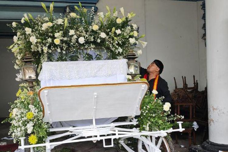 Pakubuwono XIII, kereta jenazah, Makam Raja di Imogiri, Keraton Kasunanan Surakarta, pemakaman Pakubuwono XIII, kereta jenazah Pakubuwono XIII, Kusir Ungkap Persiapan Kereta Jenazah PB XIII: Waktu Mendesak, Tidak Ada Ritual, Persiapan Kereta Jenazah PB XIII di Bangsal Magangan, Empat Kereta dan 16 Kuda Siap Digunakan, Tidak Ada Ritual Khusus Karena Waktu Mendesak, Kuda-Kuda Milik Keraton Siap Jalani Prosesi, Rute Arak-Arakan Kereta Jenazah PB XIII  