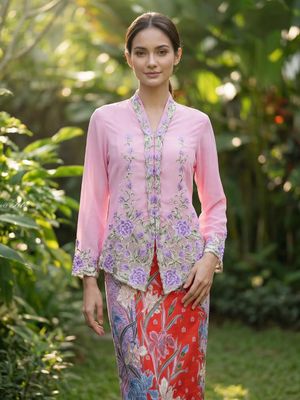 kebaya encim, Kebaya Janggan, kebaya bali, kebaya kutu baru, kebaya janggan, kebaya kartini modern, rekomendasi kebaya up size, rekomendasi kebaya plus size, rekomendasi kebaya big size, kebaya janggan modern, kebaya untuk badan gemuk, 5 Rekomendasi Kebaya Plus Size yang Nyaman dan Tetap Anggun, 1. Kebaya Janggan Batik Pisalin – LD 108 cm, 2. Kebaya Encim Betawi Zahyra – LD 112 cm, 3. Kebaya Kutu Baru Dielle Official – LD 108 cm, 4. JavaPitu Kebaya Bordir Halus Premium – LD 116 cm, 5. Kebaya Bali Jadi by Cantika Ayu – LD 108 cm