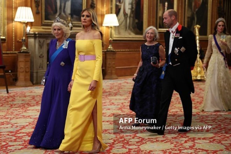 Melania Trump, kunjungan Trump ke Inggris, melania trump fashion, penampilan Melania Trump saat kunjungan ke Inggris, topi melania trump, Topi Ungu hingga Gaun Kuning, Intip Gaya Melania Trump Saat Kunjungan ke Inggris, Gaun kuning rancangan Carolina Herrera, Diplomasi lewat mode, Kenakan topi ungu saat tiba di Windsor Castle, Tradisi dan jejak mode Melania