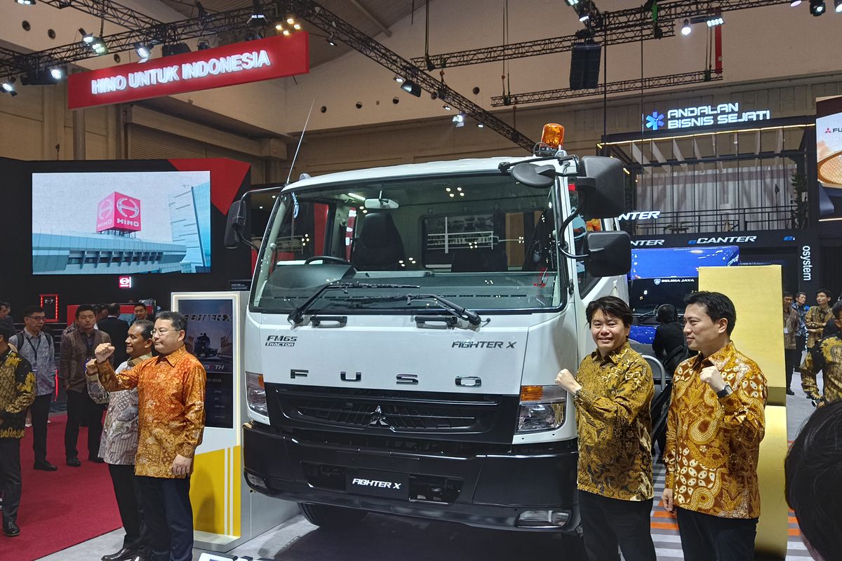 Mitsubishi Fuso, GIIAS 2025, Mitsubishi fuso, Mitsubishi, truk EV mobile charger Fuso, Fighter X FM65 Tractor, Inovasi Fuso di GIIAS 2025, EV Mobile Charger dan Fighter X Baru