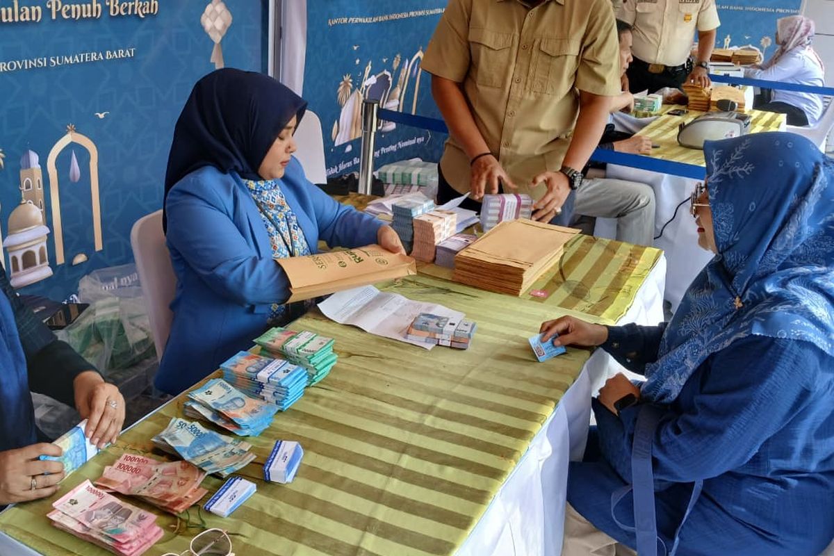 lokasi tukar uang baru, Lokasi Tukar Uang Baru Surabaya Hari Ini, 11 Maret 2026, Bank BRI dan BNI, Bank BSI, BTN, dan Bank Jatim, Bank BCA dan Mandiri, Bank Permata, Bank CIMB Niaga, Bank Danamon