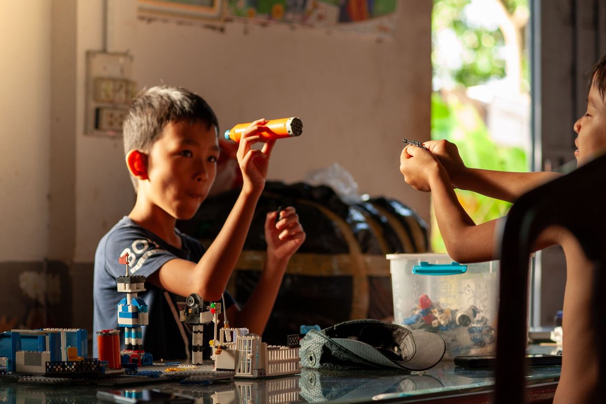 kriteria bermain, LEGO, Tak Semua Permainan Baik, Ini Kriteria Bermain yang Mendukung Tumbuh Kembang Anak, 2. Melatih anak memecahkan masalah, 3. Mengasah ketangguhan, 4. Melatih anak penasaran dan berpikir kritis, Lego sebagai salah satu medium bermain