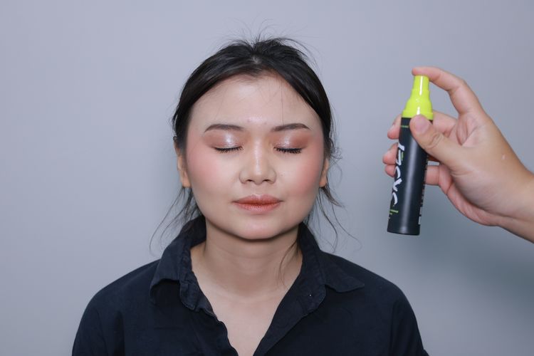 Makeup Wisuda, makeup wisuda, makeup wisuda tahan lama, makeup wisuda anti luntur, tutorial makeup wisuda, tutorial makeup wisuda untuk pemula, langkah langkah makeup wisuda, tutorial makeup, Tutorial Makeup Wisuda Natural untuk Pemula, Tahan Lama Seharian, 1. Persiapan kulit (skin preparation), 2. Gunakan primer sesuai area wajah, 3. Samarkan noda dengan color corrector, 4. Aplikasikan foundation dengan teknik yang tepat, 5. Gunakan contour dan blush on cream, 6. Kunci dengan bedak, 7. Rapikan bentuk alis, 8. Riasan mata dengan eyeshadow, 9. Bulu mata palsu, 10. Tambahkan eyeliner, 11. Pertegas kontur wajah dengan produk powder, 12. Tambahkan highlighter, 13. Pilih warna lipstik sesuai makeup mata, 14. Akhiri dengan setting spray