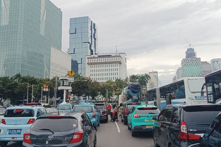 Tol Tomang, patwal, mobil patwal, safety driving, Viral Patwal Polisi Senggol Mobil di Tol Tomang, Ini Sikap Pengendara yang Aman