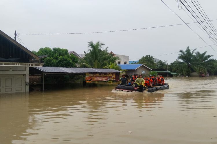 Aceh Utara, aceh utara, banjir di aceh utara, banjir di aceh, banjir di aceh 2025, longsor di aceh, longsor di aceh 2025, Kampung Tenggelam, Ratusan Warga Aceh Utara Mengungsi di Jalan Nasional Tanpa Bantuan, Kampung Tenggelam, Warga Bertahan Tanpa Bantuan, Akses Darat Lumpuh, Gubernur Terbang ke Aceh Utara, Kerusakan Tanggul Parah di Krueng Pase dan Krueng Keureuto, Banjir Meluas: Ribuan Rumah Terendam, Warga Ketakutan, Komunikasi Kolaps, Evakuasi Terhambat, Akses Masih Lumpuh, Warga Terisolasi