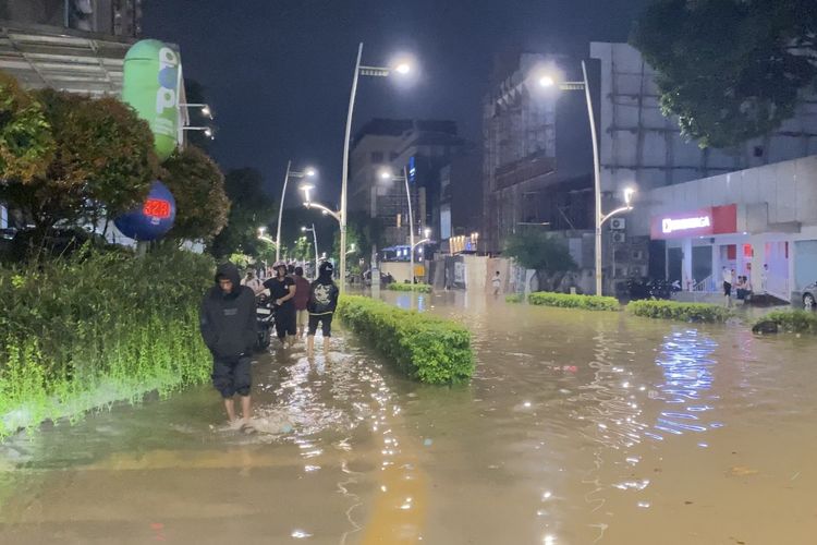 Jalan Kemang Raya, pengendara motor, keselamatan berkendara, Banjir Jakarta, Banjir Melanda Jakarta: Pengendara Motor Jangan Nekat Asal Melintas