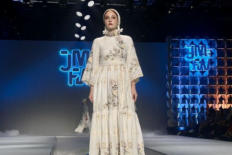baju bordir, Ayu Dyah Andari, mencuci baju bordir, gaun bordir, tips fashion, busana bordir, tips merawat gaun bordir ala Ayu Dyah Andari, bahan bordir, merawat baju bordir, 5 Tips Merawat Baju Bordir dari Desainer Ayu Dyah Andari, Jangan Cuci di Mesin, 1. Cara mencuci baju bordir, jangan pakai mesin cuci, 2. Cuci baju bordir dengan lembut, 3. Setrika setelah kering untuk mengembalikan bentuk kain, 4. Simpan di tempat yang tidak lembap, 5. Pertimbangkan dry clean