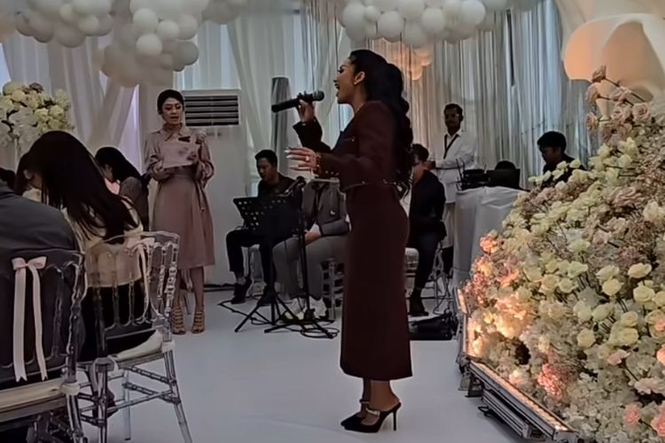Syahrini, ulang tahun Syahrini, Syahrini ulang tahun, Ulang tahun Syahrini, seleb yang hadir di ultah syahrini, gaya seleb di ulang tahun Syahrini, 4 Gaya Seleb di Pesta Ulang Tahun Syahrini, Yuni Shara Nuansa Peach, 1. Krisdayanti, 2. Yuni Shara, 3. Melly Goeslaw, 4. Reza Artamevia