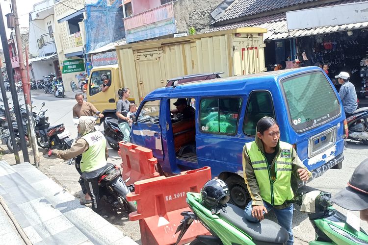 angkot, Citayam, Polisi Tindak Angkot yang Berhenti Sembarangan di Stasiun Citayam