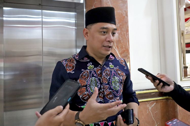 Surabaya, eri cahyadi, tenda hajatan, aturan tenda hajatan di surabaya, aturan tenda hajatan, larangan penutupan jalan, Surabaya Tegas Atur Tenda Hajatan di Jalan, Pelanggar Bisa Didenda Rp 50 Juta, Syarat izin dan prosedur pengajuan, Ketentuan pendirian tenda hajatan, Menindaklanjuti keluhan warga, Gedung pernikahan jadi alternatif 