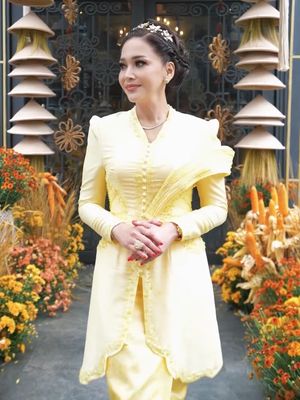 Maia Estianty, Ahmad Dhani, El Rumi, Syifa Hadju, gaya Maia Estianty, 9 Gaya Maia Estianty Saat Lamaran El Rumi–Syifa Hadju, Anggun Bernuansa Butter Yellow, 1. Warna butter yellow yang lembut, 2. Kebaya rancangan desainer lokal, 3. Detail bordir, 4. Selendang dengan draping elegan, 5. Riasan glowy, 6. Riasan mata yang lembut, 7. Tatanan rambut klasik nan rapi, 8. Aksesori rambut, 9. Cincin statement