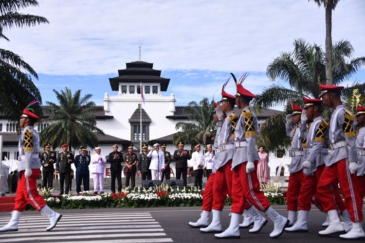 Dedi Mulyadi, Gubernur Jawa Barat, HUT ke-80 Jawa barat, kirab budaya bandung, rute kirab budaya jabar, Dedi Mulyadi Ikuti Kirab Budaya Meriahkan HUT ke-80 Jawa Barat, dari Gedung Merdeka ke Gedung Sate