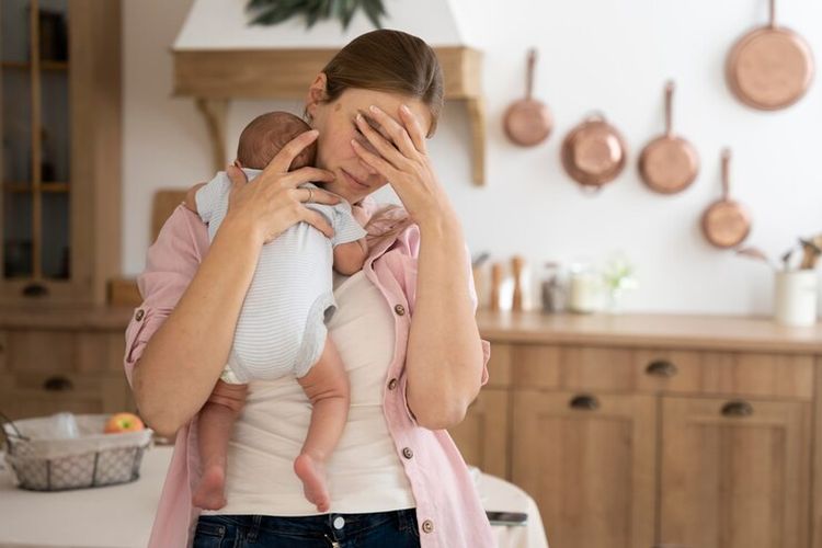 baby blues, postpartum depression, depresi postpartum, baby blues adalah, kesehatan mental ibu, kesepian pasca-melahirkan, perubahan hormon setelah melahirkan, cara mencegah baby blues, Kesepian Pasca-Melahirkan Bisa Membahayakan Mental Ibu, Ini Kata Psikolog, Perubahan hormon ibu pasca-melahirkan dan dampaknya, Risiko baby blues, Pentingnya dampingi ibu pasca-melahirkan di rumah sakit, Risiko depresi postpartum