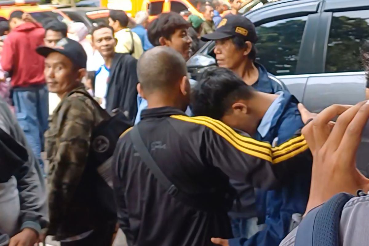 demo, pelajar demo, demo di DPR, pelajar demo rusuh, demo di dpr hari ini, Pelajar demo di depan DPR, demo mahasiswa ricuh di DPR, demo 25 agustus 2025, demo 25 agustus, Demo 25 Agustus 2025 di gedung DPR, demo 25 Agustus 2025 di DPR, demo di DPR RI, Polda Metro Jaya Pulangkan 196 Anak yang Ditangkap saat Aksi di DPR, KPAI Ikut Kawal Pemeriksaan, Bukan Bagian dari Massa Aksi, Libatkan KPAI dan Dinas Terkait, Suasana Haru Saat Anak Dipulangkan, Orang Tua Gelisah Menunggu