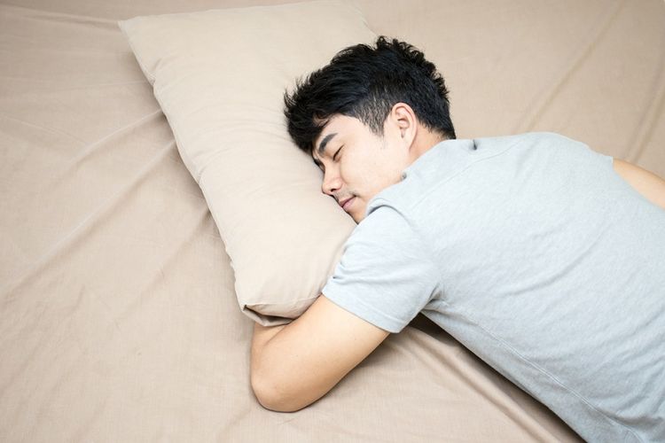 stres, jerawat stres, stres menyebabkan jerawat, cara mengatasi jerawat stress, mengatasi jerawat stres, jerawat karena stres, stres jerawat, 7 Cara Mengatasi Jerawat Stres Menurut Pakar, Tak Hanya Skincare, 1. Gunakan produk topikal dengan bahan aktif, 2. Pilih pelembab yang non-komedogenik, 3. Coba pimple patch , 4. Konsultasi dokter untuk jerawat yang membandel, 5. Pertimbangkan perawatan di klinik, 6. Perbaiki pola hidup untuk mengurangi stres, 7. Pertimbangkan suplemen pendukung