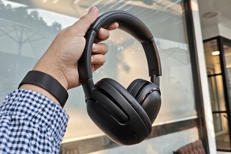 headphone, hands on, JBL Tour One M3 Smart Tx, fitur JBL Tour One M3 Smart Tx, spesifikasi JBL Tour One M3 Smart Tx, Hands-on JBL Tour One M3 Smart Tx: Ringan, Suara, Kotak kemasan simpel, isian lengkap, Headphone ringan, bantalan empuk, Konektivitas, Kontrol musik layar sentuh, ANC efektif redam bising, Audio "nendang" dan bisa diatur, Kesimpulan