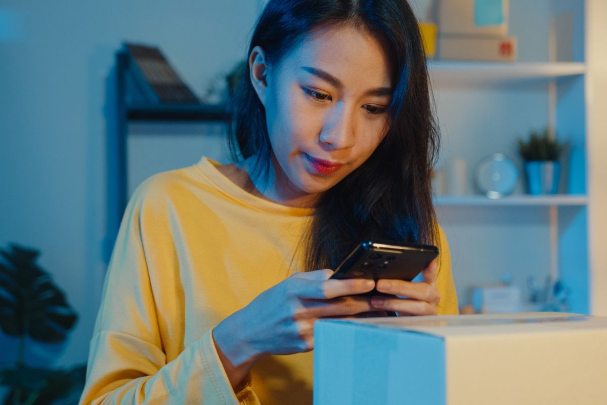 efek blue light, efek blue light pada kulit, efek blue light bagi wajah, blue light adalah, efek cahaya biru, dampak sinar blue light, Benarkah Blue Light Gadget Bikin Kulit Cepat Keriput? Ini Kata Dokter