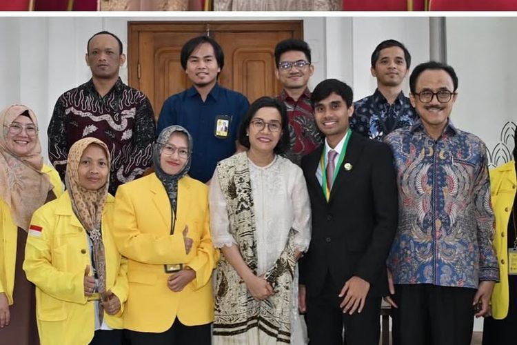 Sri Mulyani, sri mulyani fashion, sri mulyani hadir di wisuda anak, anak sri mulyani, adwin haryo indrawan, 7 Style Sri Mulyani saat Hadiri Wisuda Anak, Kenakan Tunik dan Batik, 1. Tunik putih tulang, 2. Aksen brokat dan renda yang halus, 3. Kain batik bernuansa cokelat, 4. Selendang batik, 5. Heels nude pumps, 6. Rambut bob signature, 7. Aksesori minimalis