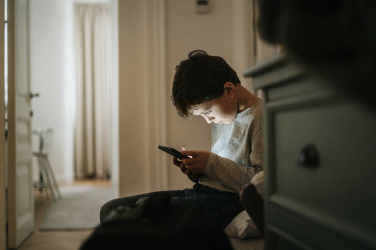 screen time, penggunaan gadget, media sosial, 5 Cara Mengurangi Screen Time Anak Tanpa Memicu Konflik, 1. Mulai dari langkah kecil dan realistis, 2. Ajak anak berdiskusi, bukan diperintah, 3. Gunakan screen time sebagai momen belajar, 4. Orangtua perlu memberi contoh, 5. Tidak perlu panik, anak bisa beradaptasi