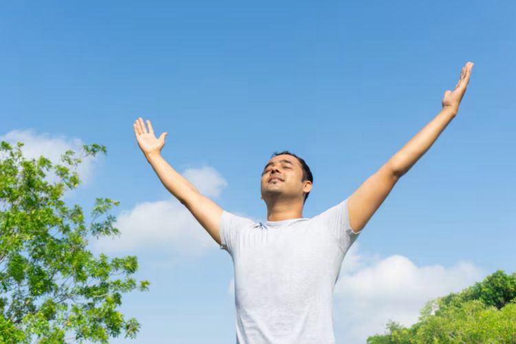 kesehatan mental, tips hidup bahagia, menjaga kesehatan mental, mental health, hal yang perlu dilepaskan, 10 Hal yang Perlu Kamu Lepaskan agar Hidup Lebih Bahagia dan Seimbang, 1. Terus-menerus mengulang pikiran negatif, 2. Kebiasaan membandingkan diri dengan orang lain, 3. Ekspektasi untuk selalu terlihat "baik-baik saja", 4. Takut keluar dari zona nyaman, 5. Lingkungan yang membuat stres berkepanjangan, 6. Kebiasaan ingin menyenangkan semua orang, 7. Rutinitas yang mengabaikan kebutuhan dasar tubuh, 8. Menutup diri dari dukungan sosial, 9. Ekspektasi yang terlalu tinggi terhadap diri sendiri, 10. Sifat perfeksionis dan mudah menyalahkan diri