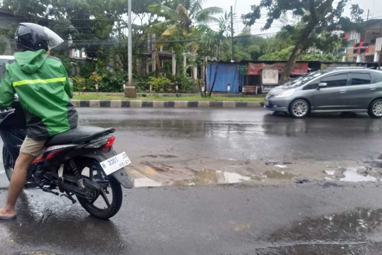 Lubang, musim hujan, jalan berlubang, pengendara motor, Lubang Jalan di Musim Hujan: Alarm Bahaya bagi Pemotor