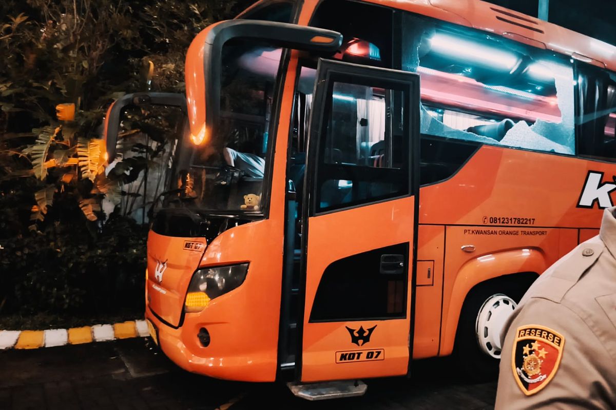pelemparan batu bus Persik Kediri, Liga 1 2024-2025, Arema FC, suporter, Akmal Marhali, akmal marhali, Insiden Pelemparan Bus Persik, Pengamat Sebut Klub Tuan Rumah Tak Bisa Lepas Tangan