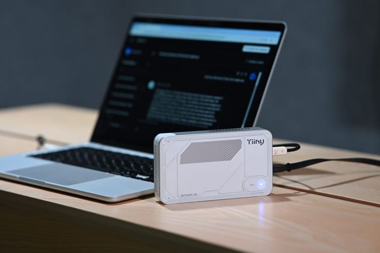 AI Pocket Lab, superkomputer, model AI, Perangkat AI Seukuran Powerbank Ini Punya Kecerdasan Setara Doktor
