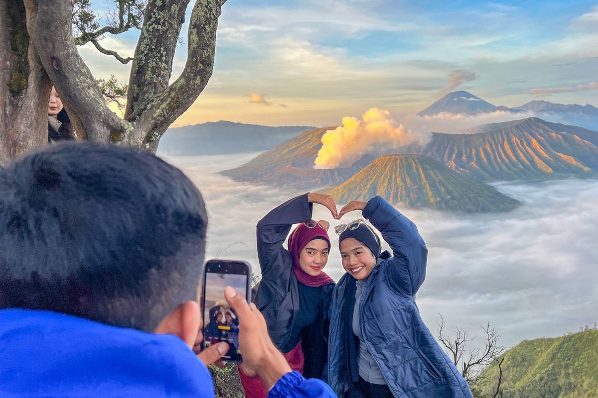 Pariwisata Jadi Mesin Baru Pertumbuhan Ekonomi Indonesia, Laris Manis pada 2026, Pariwisata laris manis, dorong pertumbuhan ekonomi, Kontribusi pariwisata disiapkan setara komoditas ekspor utama, Menuju pariwisata berkualitas dan berkelanjutan, Meningkatkan daya saing pariwisata Indonesia, Penyederhanaan perizinan event dan promosi berbasis film