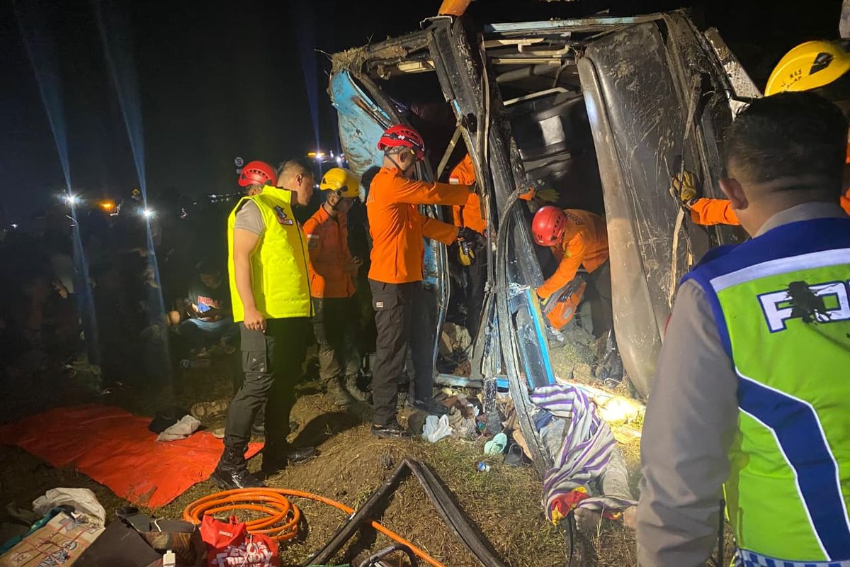 kecelakaan bus, Polres Brebes, Update Polisi: Kronologi Kecelakaan Bus Zentrum di Tol Pejagan-Pemalang, Diduga Salip Bahu Jalan