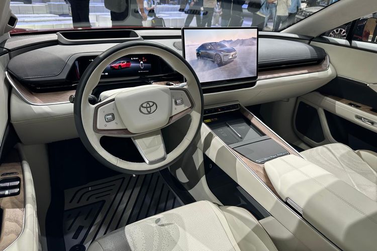 Toyota, Sedan listrik, mobil listrik, Melihat Langsung Sedan Listrik Toyota bZ7 di Beijing Auto Show 2026