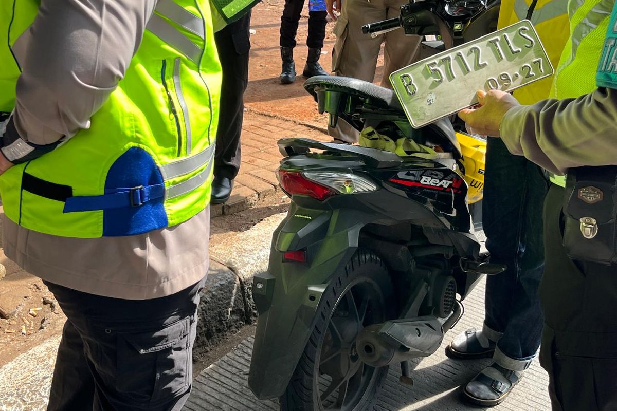 pelat nomor, TNKB, motor tanpa pelat nomor, pengendara copot pelat nomor, fenomena copot pelat nomor, Banyak Pengendara Copot Pelat Nomor: Polisi Ungkap Alasannya