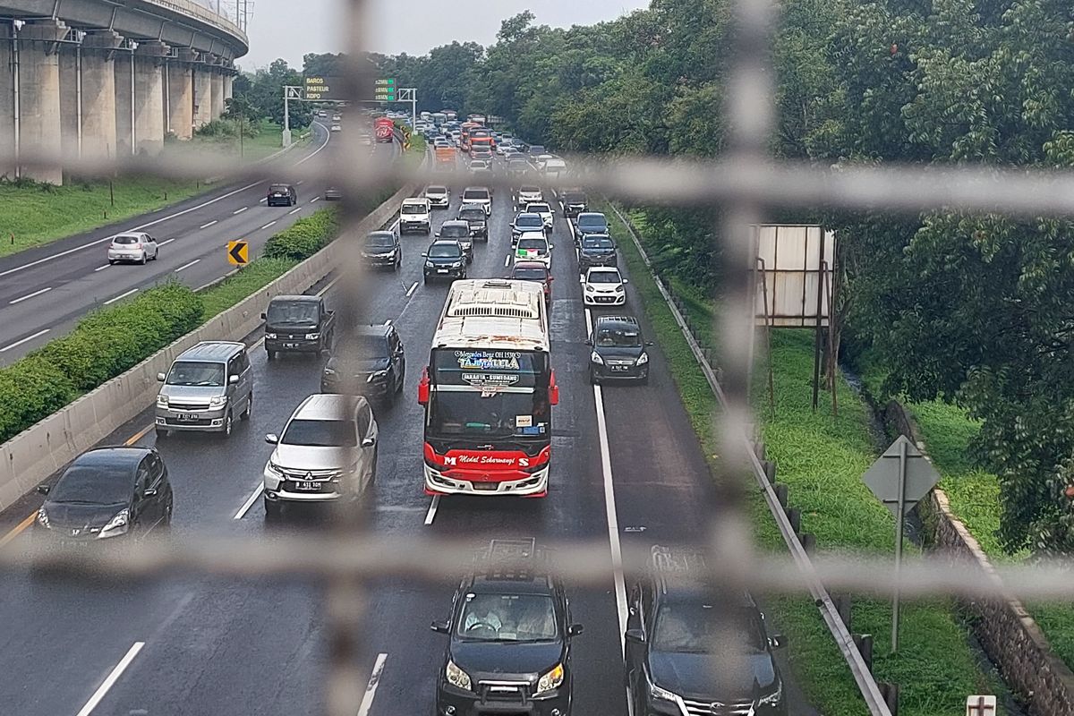 Tol Cileunyi, Tol Purbaleunyi, kecelakaan beruntun, kecelakaan lalu lintas, tol purbaleunyi, tabrakan beruntun, tol Cileunyi, 3 Mobil Terlibat Kecelakaan Beruntun di Tol Purbaleunyi, Begini Kronologinya