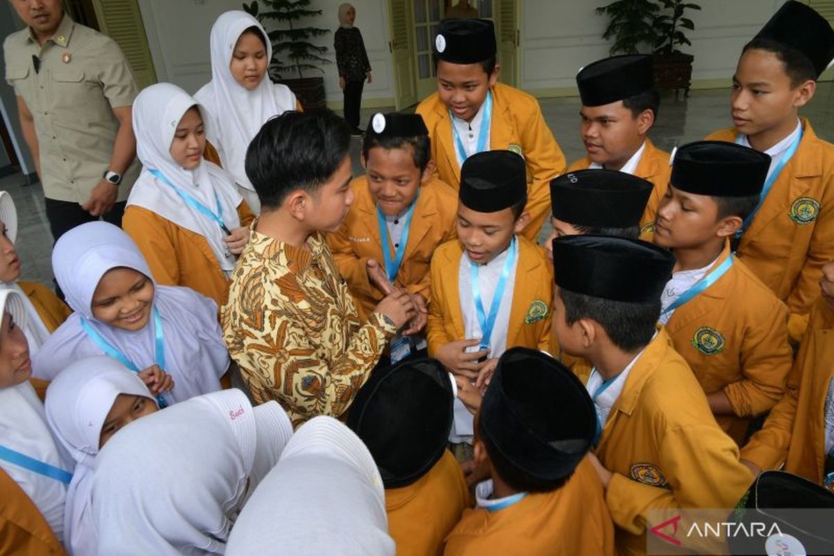 Wakil Presiden, Hari Santri Nasional, Hari Santri, gibran rakabuming raka, santri indonesia, hari santri nasional 2025, Hari Santri Nasional 2025, Gibran: Santri Indonesia Harus Berdaya Saing