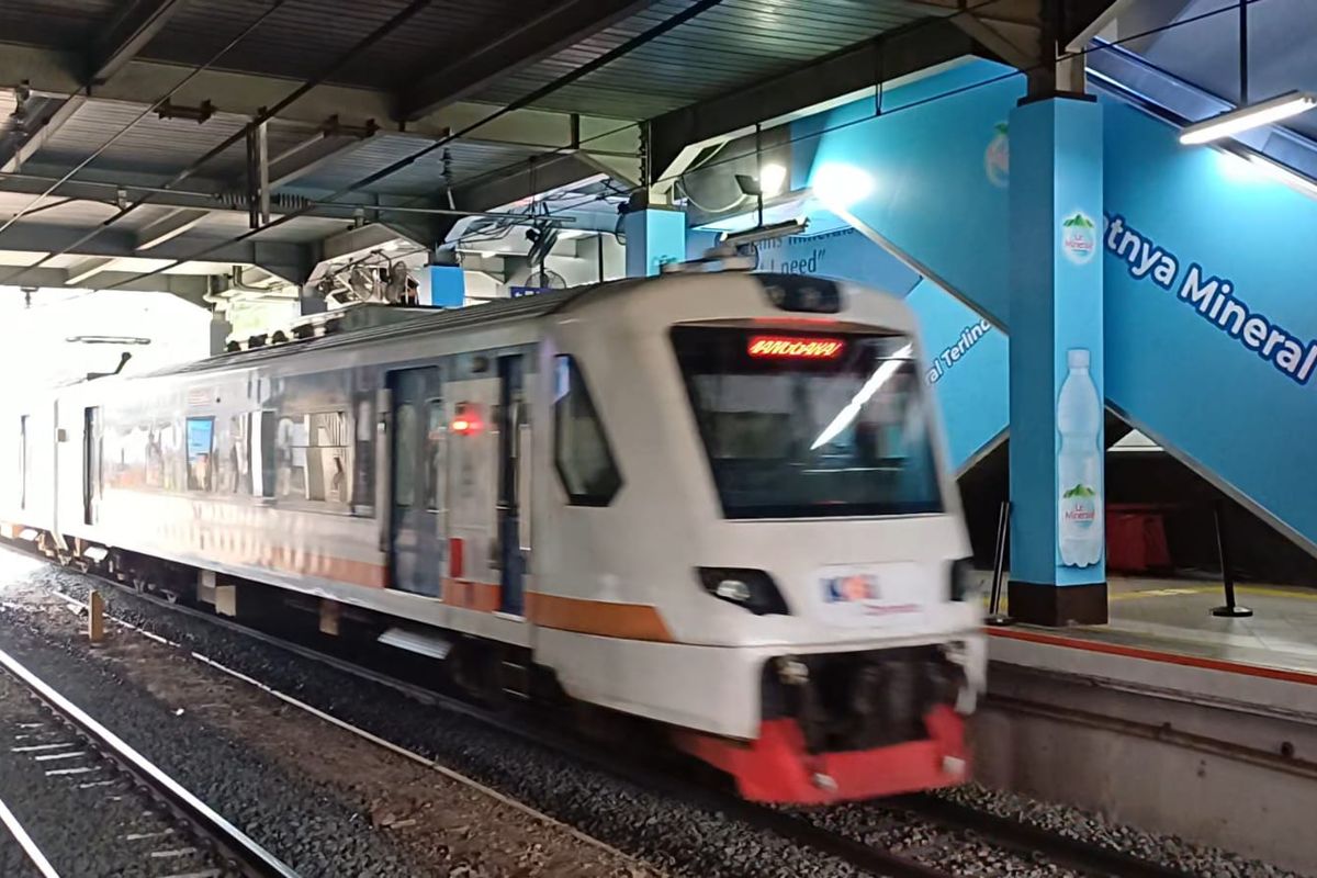 kereta bandara, KAI Commuter, Kereta Bandara Manggarai-Basoettta Tertemper, Penumpang KRL Tertahan Hampir 1 Jam