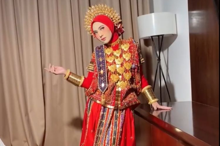 Feby Putri, feby putri menikah, adam febrian, busana adat bugis, gaya pernikahan feby putri, 8 Gaya Pernikahan Feby Putri dan Adam Febrian, Kental Adat Bugis, 1. Gaun pengantin adat Bugis bernuansa merah, 2. Hijab merah serasi dengan busana, 3. Aksesori, 4. Riasan wajah yang bikin pangling, 5. Busana akad bernuansa ungu pastel Feby Putri dan Adam Febrian tampil elegan dalam adat Bugis saat menikah. Dari prosesi Mapacci hingga akad nikah, semua detail sarat makna dan simbol., 6. Bunga Niguba, 7. Makeup natural dengan sentuhan bold, 8. Adam dengan baju bodo pria 