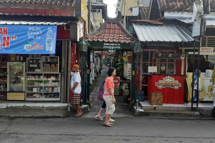 wisata, Stasiun Tugu, Yogyakarta, 5 Wisata Dekat Stasiun Tugu Yogyakarta untuk Liburan Praktis, 1. Jalan Malioboro, 2. Pasar Beringharjo, 3. Kampung Wisata Sosrowijayan, 4. Titik Nol Kilometer Yogyakarta, 5. Benteng Vredeburg