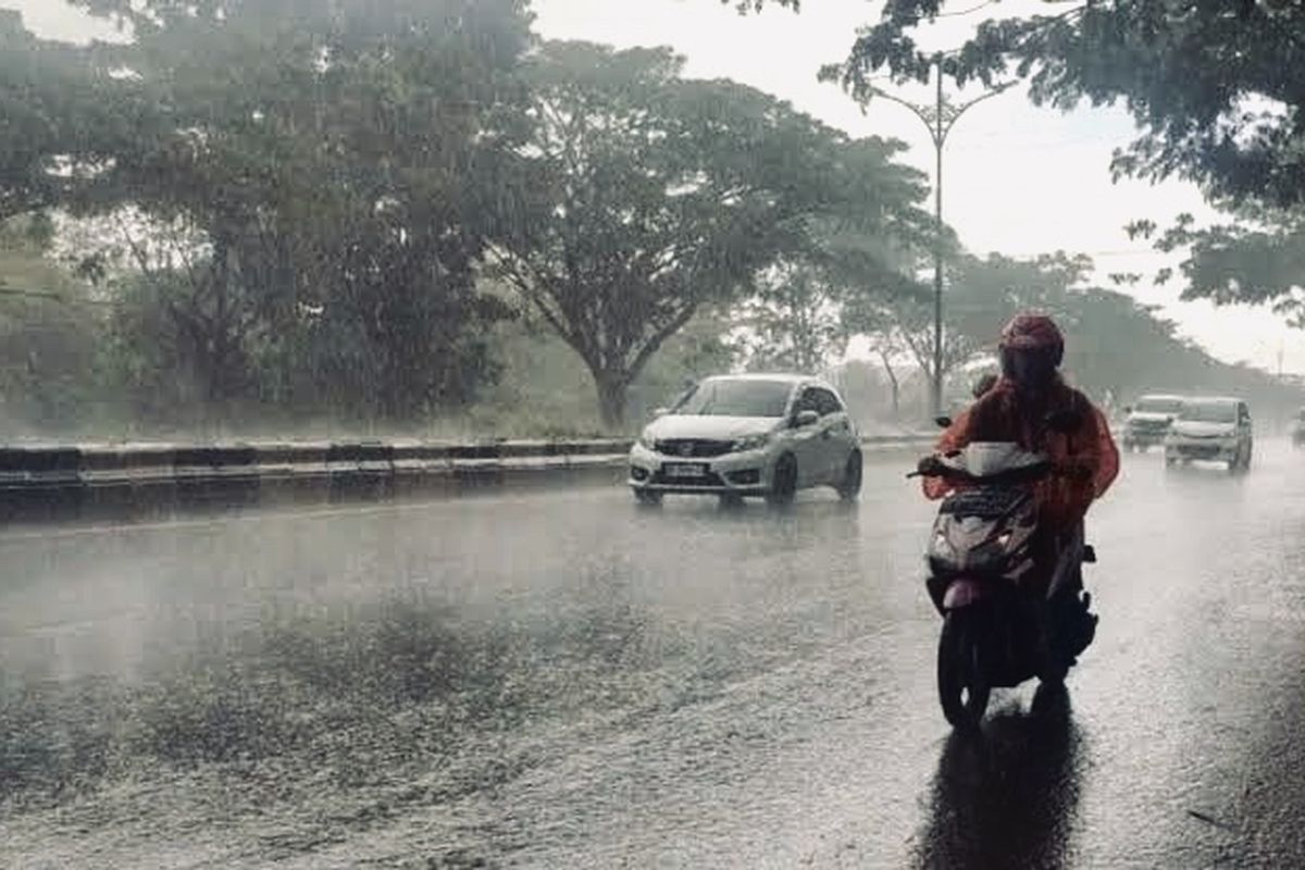 BMKG, hujan petir, hujan ringan, hujan lebat, perkiraan cuaca, BMKG Peringatkan Potensi Hujan Petir Hari Ini di Sejumlah Wilayah Termasuk Semarang, Potensi Hujan Petir di Bandung dan Semarang, Hujan Berpetir Berpotensi Melanda Sejumlah Wilayah Sumatra, Prakiraan Cuaca Bali, Nusa Tenggara, dan Kalimantan, Cuaca Berawan hingga Hujan Petir di Sulawesi dan Papua, Waspadai Gelombang Tinggi dan Banjir Rob