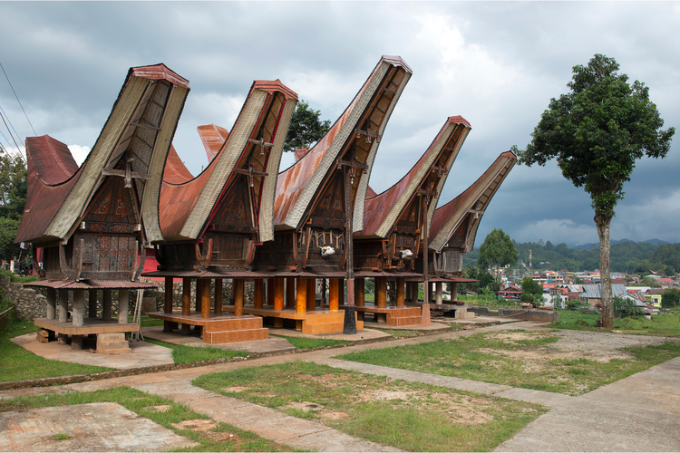tongkonan, Tongkonan, tongkonan toraja, Tongkonan dirobohkan, Tongkonan Berusia 300 Tahun Dirobohkan, Rumah Adat Toraja yang Penuh Makna, Tongkonan lebih dari sekadar rumah adat, Perkembangan tongkonan dalam sejarah, Makna ukiran dan status sosial, Arah menghadap tongkonan dan filosofinya, Pusat kehidupan komunal, Mengapa Pembongkaran Menimbulkan Konflik?
