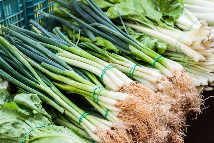 zero waste adalah, bagian sayur bisa dimakan, bagian buah bisa dikonsumsi, kulit buah bisa dimakan, food sustainability, Sering Dikira Sampah, 10 Bagian Sayur dan Buah Bisa Diolah Jadi Lauk, 1. Daun bit, 2. Daun bawang, 3. Daun wortel, 4. Batang dan daun brokoli, 5. Kulit pisang, 6. Kulit kentang, 7. Kulit semangka, 8. Batang kale, 9. Jantung apel, 10. Kulit bawang bombay