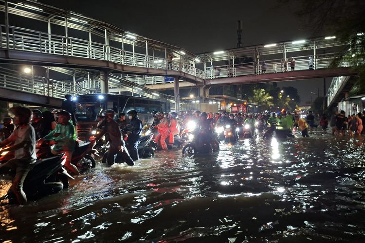 peringatan dini cuaca, Kalau Harus Melewati Genangan Banjir, Bisa Ikuti Motor di Depan