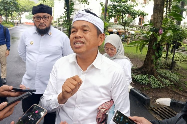Dedi Mulyadi, Lansia Ciamis Dibonceng Tiga karena Ambulans Desa Mahal, Ini Respons Dedi Mulyadi
