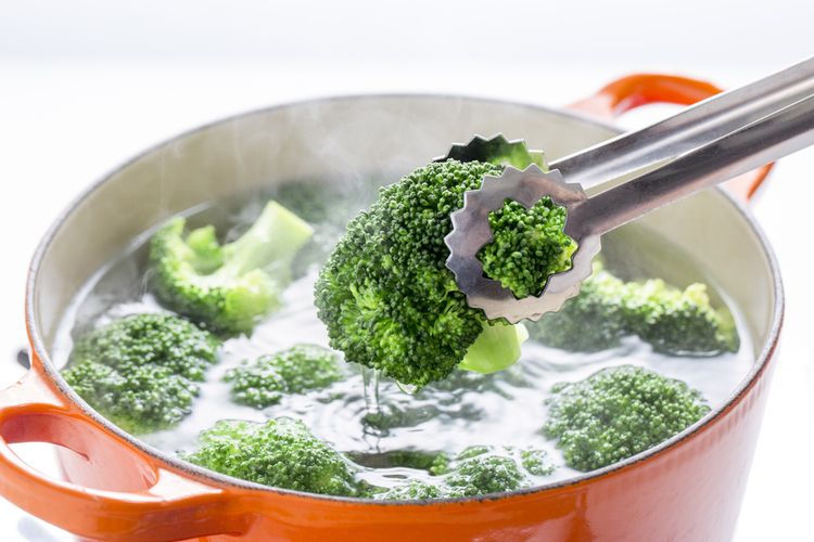 tips memasak, kesalahan dalam memasak, kesalahan memasak, 5 Kesalahan Memasak Sehari-hari yang Turunkan Kualitas Makanan, 1. Selalu mengupas kulit buah dan sayur, 2. Terlalu lama merebus sayuran, 3. Menghindari lemak sama sekali, 4. Memasak hingga gosong, 5. Memotong buah dan sayur terlalu awal