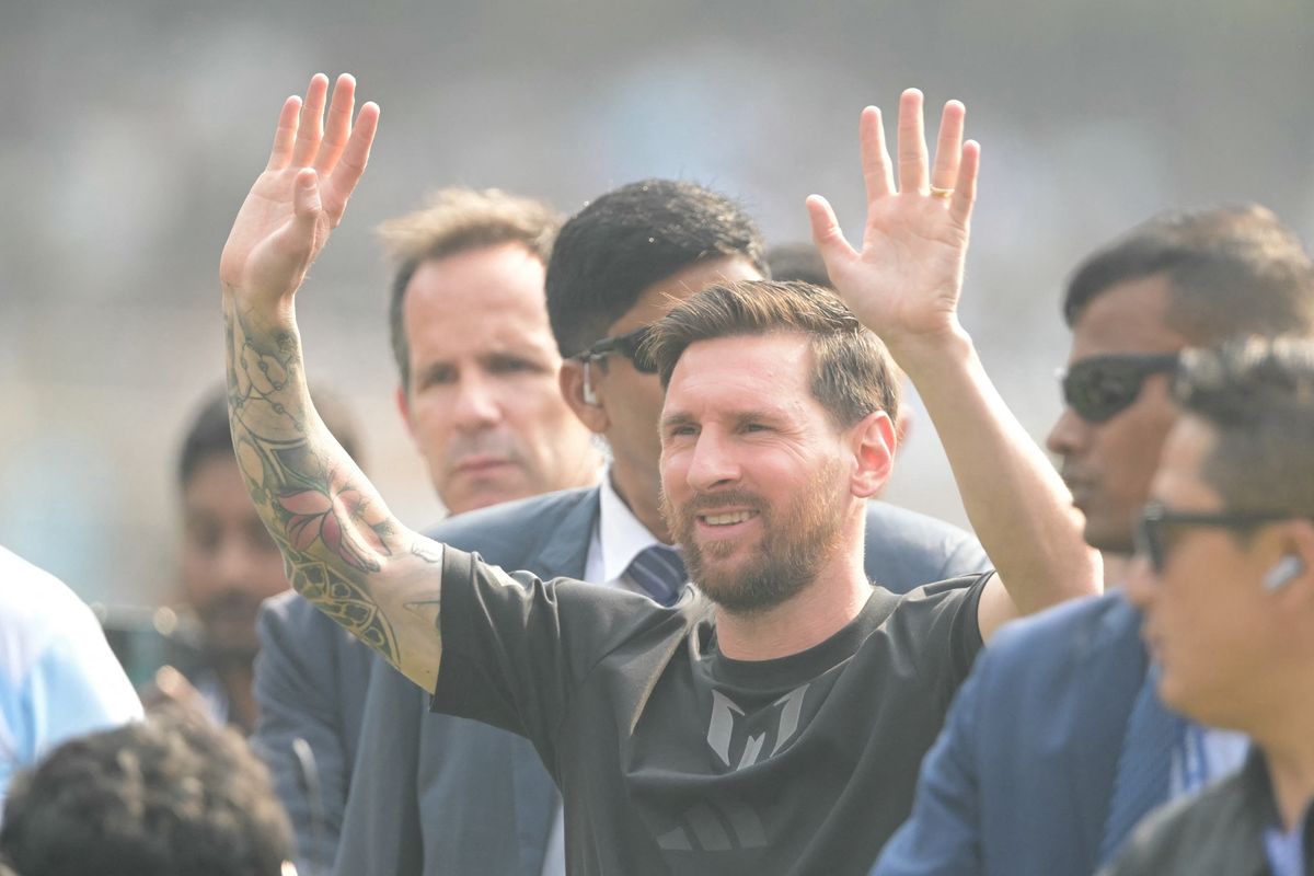Shah Rukh Khan, Piala Dunia 2022, Lionel Messi, Argentina, Luis Suarez, Rodrigo De Paul, Piala Dunia, Resmikan Patung Raksasa di India, Lionel Messi Bertemu Shah Rukh Khan