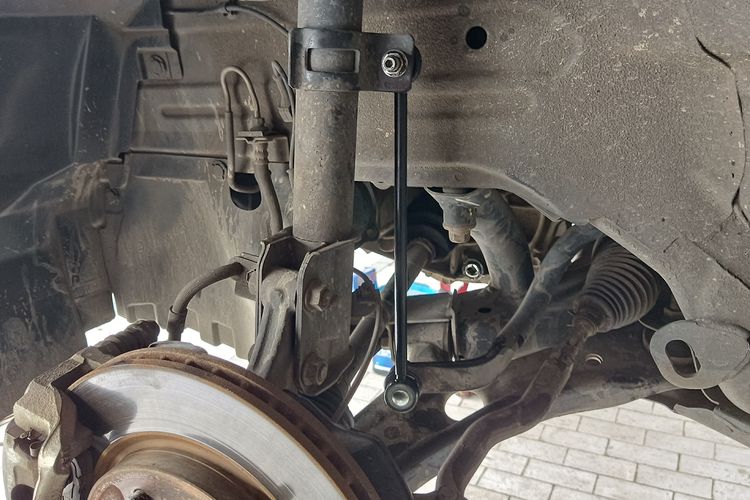 miring, stabilizer, kerusakan, kenyamanan berkendara, parkir mobil, Stabilizer, Efek Sering Parkir di Permukaan Miring, Stabilizer Mobil Bisa Kena